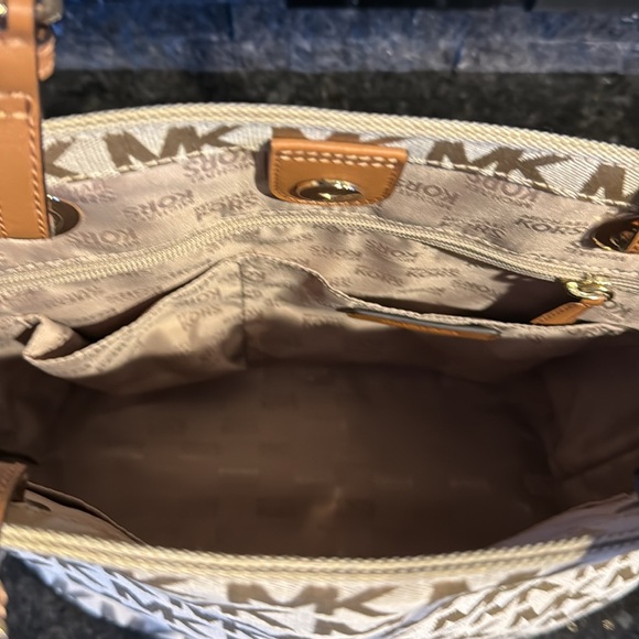 Michae Kors beige/gold purse. Never used! - Picture 2 of 3